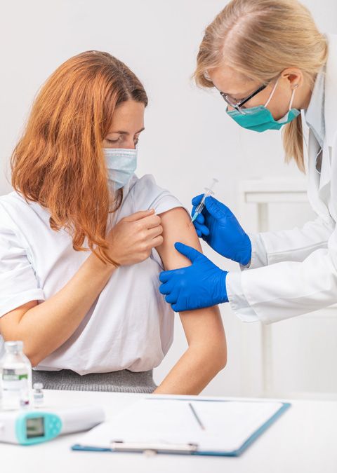 kobieta podczas przyjmownia szczepionki